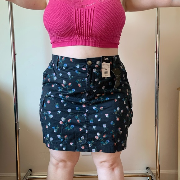 Lee Pants - Lee ultra soft waist band comfort and style mid rise black floral skort size 16